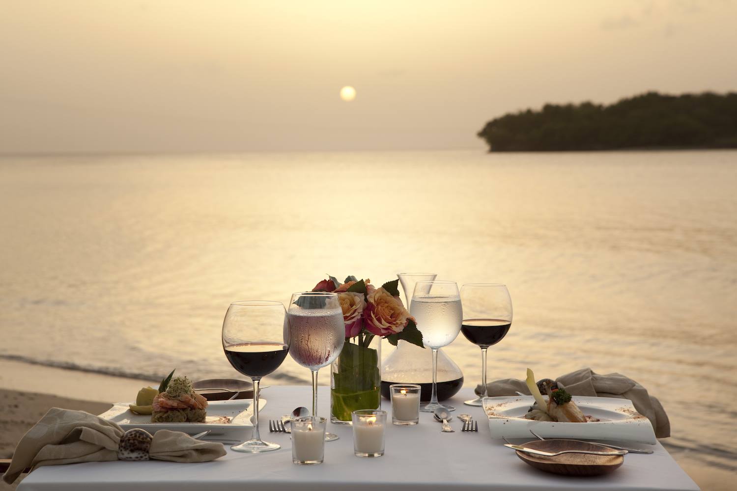 Honeymoon_romantic_beach_dinner