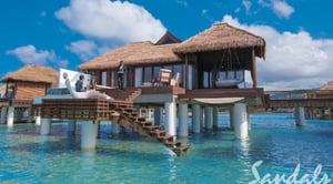sandals-royal-caribbean-overwater-villa-steps-900x500